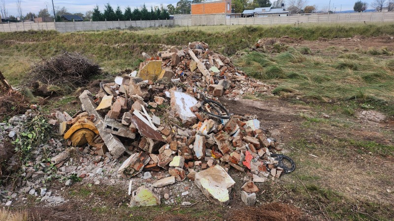 Una persona infraccionada por arrojar basura en un predio